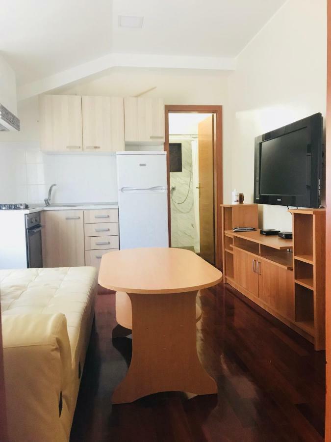 Apartments Vidovic Cezarji Bagian luar foto